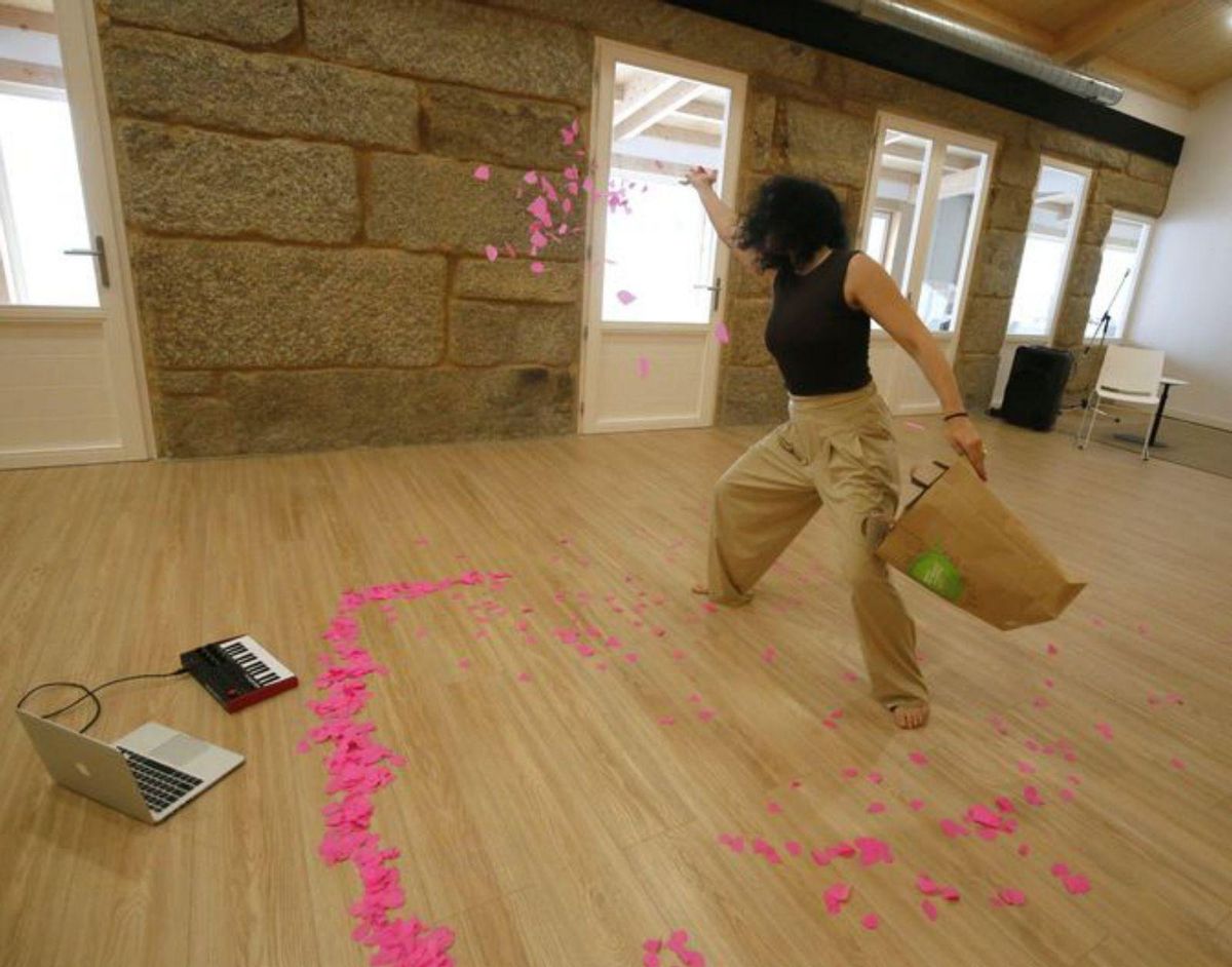 Noa Covelo explora la danza. | Anxo Gutiérrez
