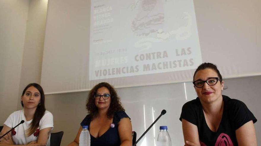 Por la izquierda, Lara Alcázar, Blanca Esther Aranda, de la Federación de Mujeres Progresistas de Asturias, y Emma González.