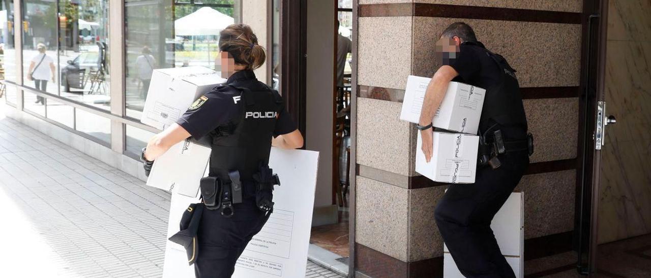 La Policía Nacional recaba pruebas de la violación múltiple en Gijón.