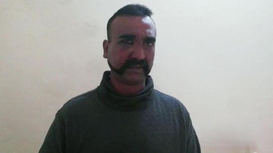 Pakistán dice que liberará mañana al piloto indio capturado en combate aéreo