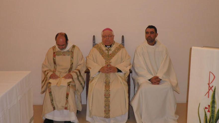 Ignasi López, a l&#039;extrem dret, durant la cerimònia al costat del bisbe.