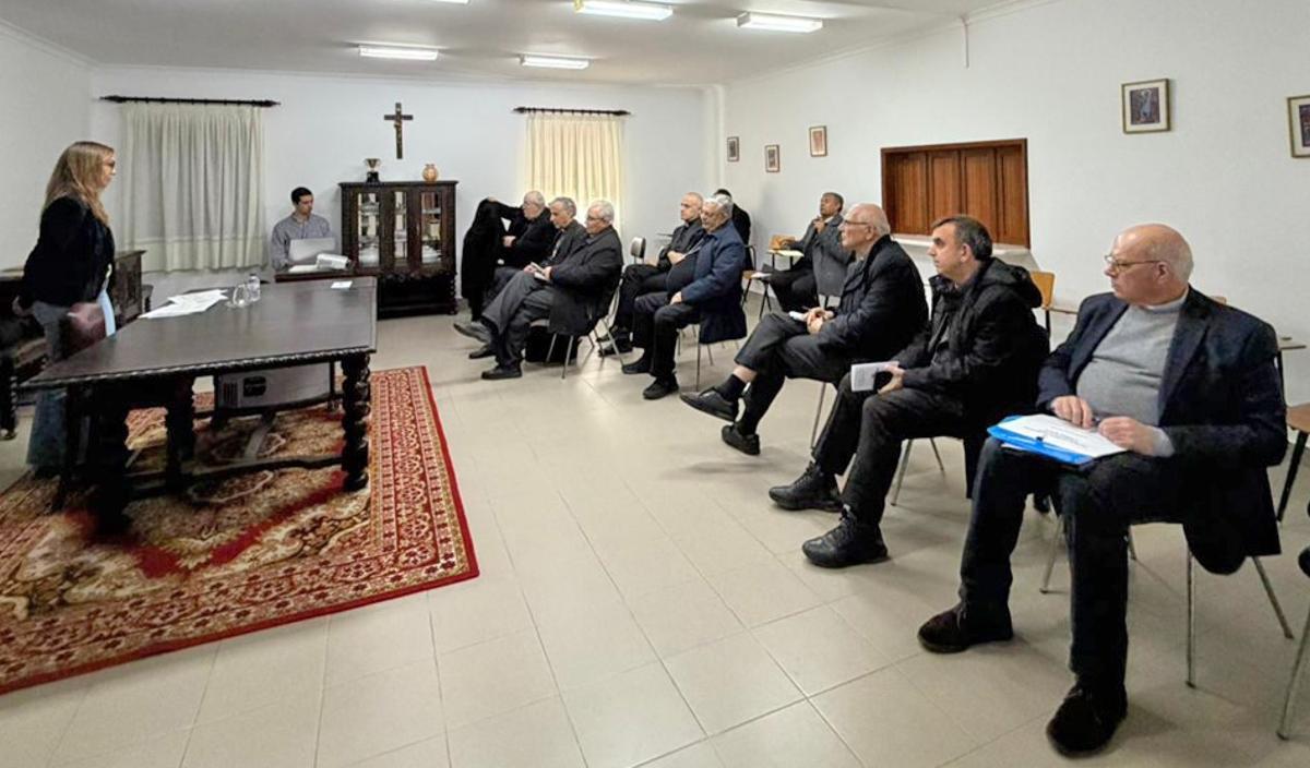 Los obispos de Mérida-Badajoz y Évora reciben una formación de IA.