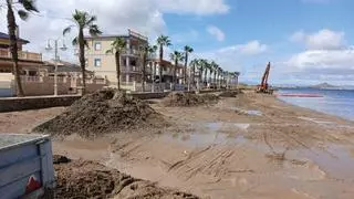 Cartagena recupera del mar 1.000 toneladas de arena para regenerar Los Nietos y La Gola
