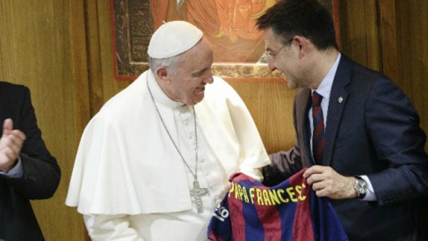 Bartomeu entrega al Papa una camiseta del Barcelona