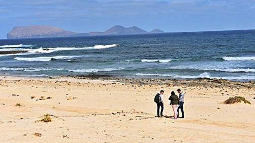 En las zonas rocosas de Playa del Ámbar (izquierda) se hallan las mayores proporciones de microplásticos y las más envejecidas.