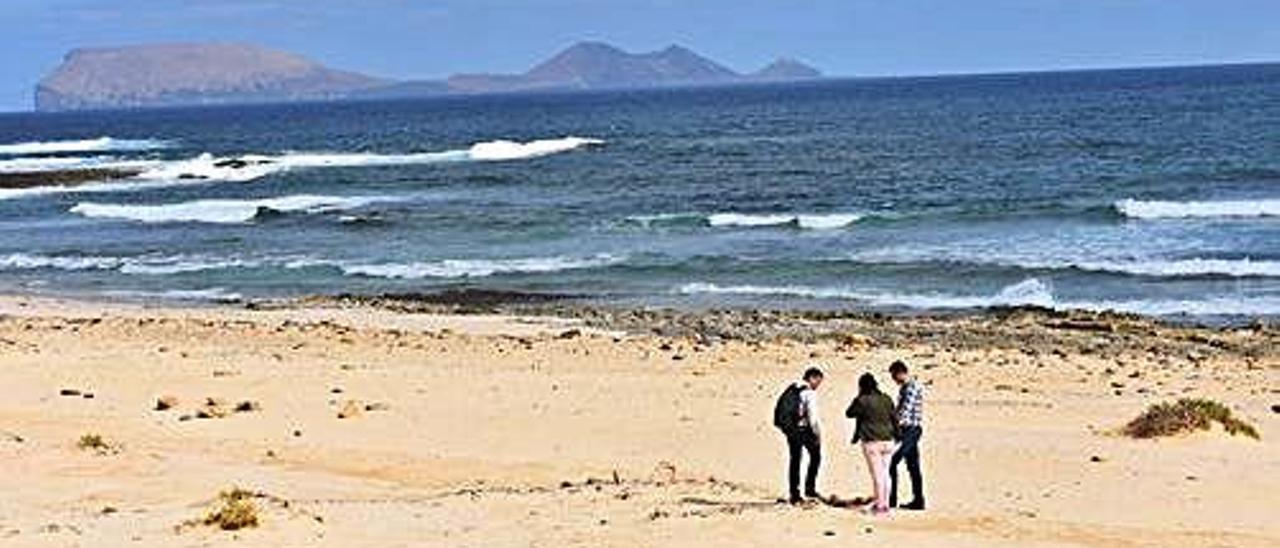 En las zonas rocosas de Playa del Ámbar (izquierda) se hallan las mayores proporciones de microplásticos y las más envejecidas.