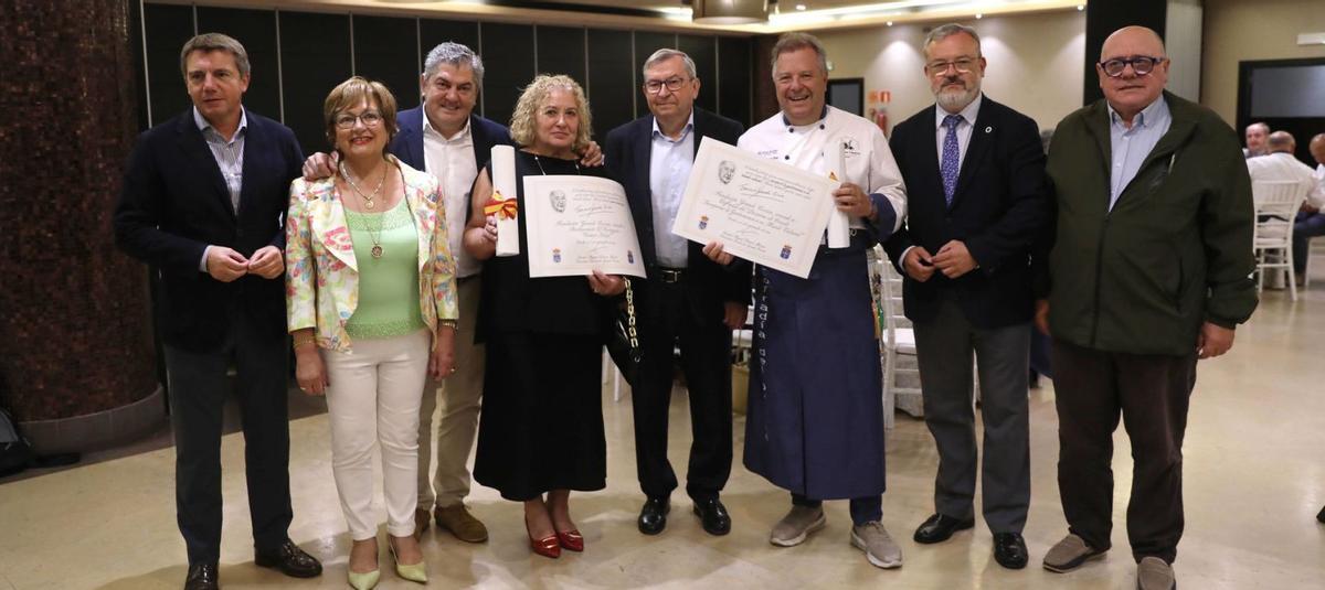 Por la izquierda, José Luis Álvarez Almeida, Amada Álvarez Pico, José Luis Suárez, Mari Fernández, Miguel Pocoví, Miguel Ángel de Dios, Alfredo García Quintana y Carlos Martínez Guardado posan antes de la entrega de premios. | Luisma Murias