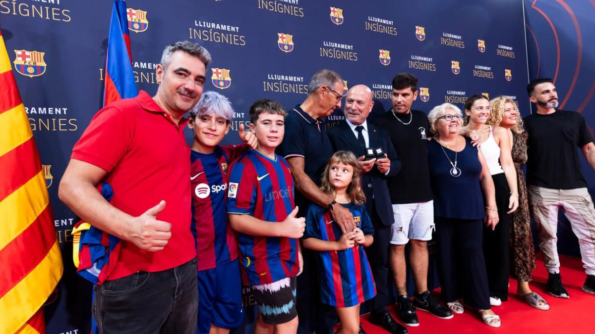 Algunos de los socios del FC Barcelona condecorados por el club este domingo