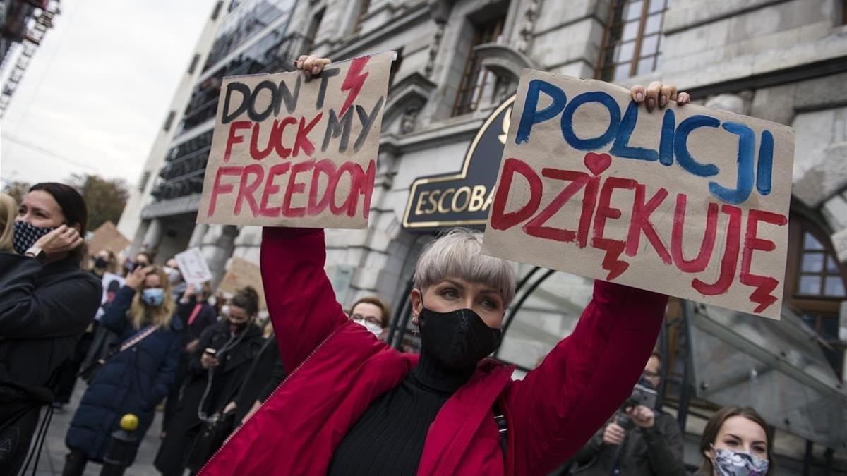 manifestacion contra las restricciones de aborto en polonia