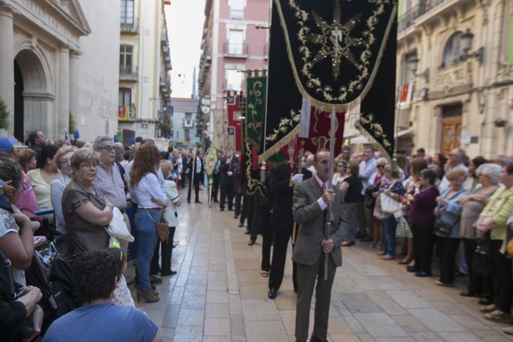 Los altares y cánticos impregnan de fiesta religiosa el casco antiguo de Alicante durante la procesión