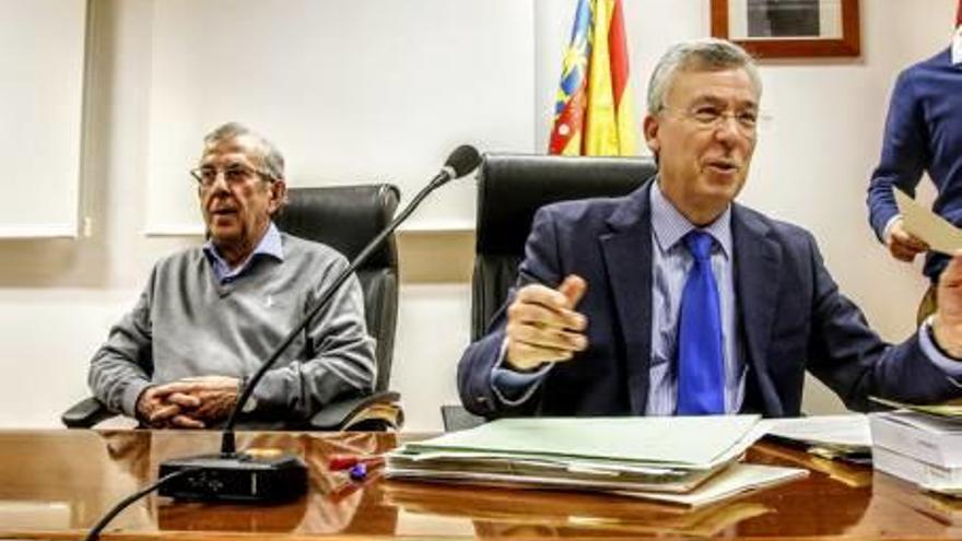 El fiscal da cuenta a sus compañeros del recurso para pedir repetir la vista