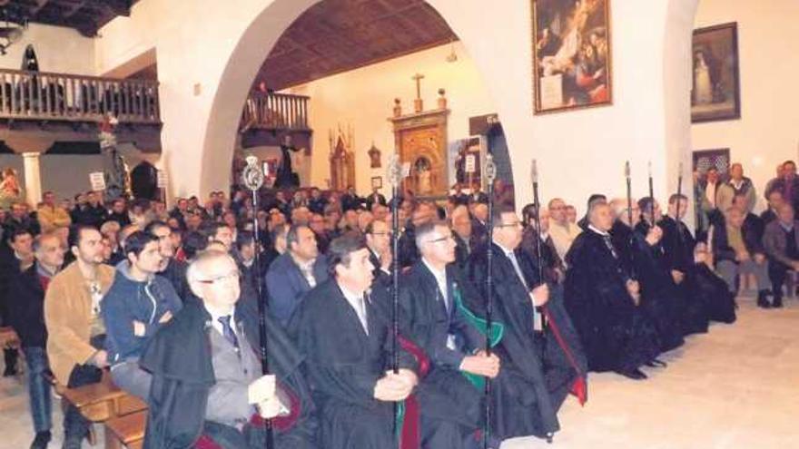 Los hermanos de Jesús Nazareno y Ánimas de la Campanilla durante la asamblea de ayer.