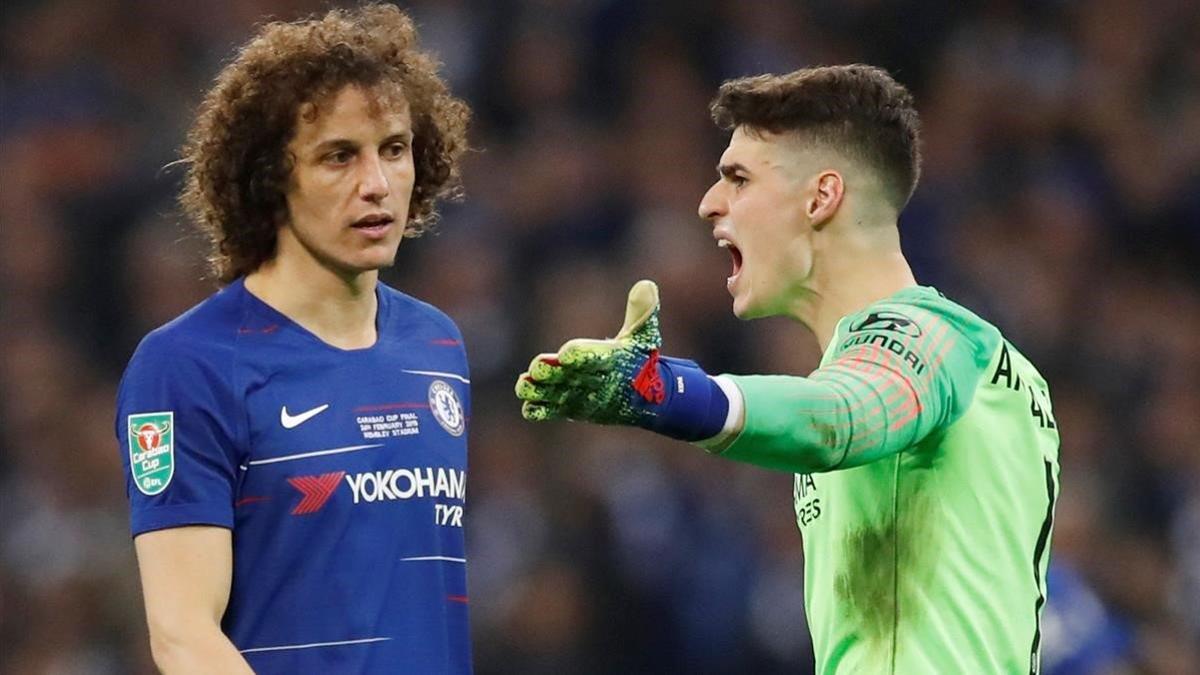 Kepa le dice a David Luiz, el central, que no se quiere ir del césped como le pedía Sarri.