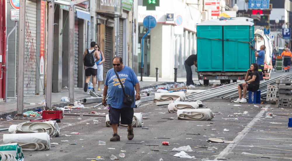 Las calles de Alicante se recuperan poco a poco de las fiestas