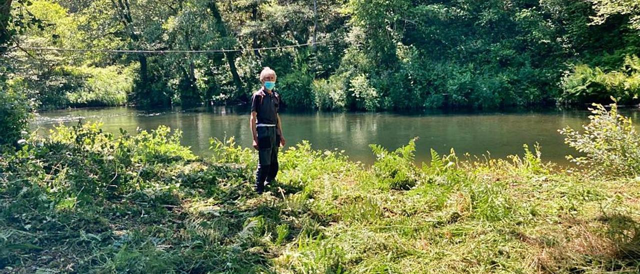 El socio Jesús Fernández, ayer, en una zona de las zonas desbrozadas. | T. C.