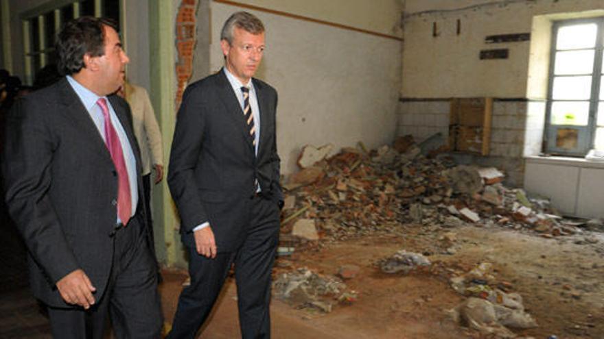 El alcalde, Carlos Negreira, y el conselleiro de Presidencia, Alfonso Rueda, en una visita a la antigua Fábrica de Tabacos el pasado mes de septiembre.
