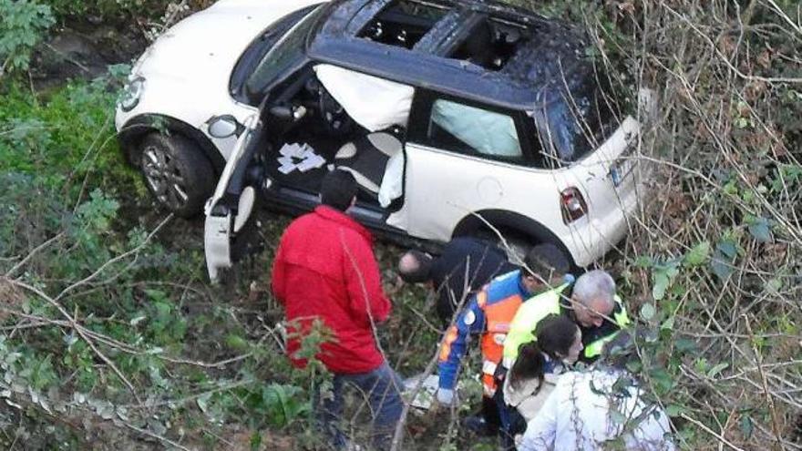 La joven herida tras caer por un barranco de 30 metros, tras el accidente sufrido el domingo. / gonzalo núñez