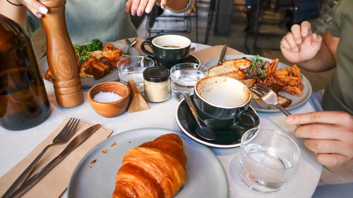 Una pareja en un brunch