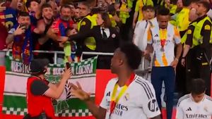 Un aficionado del Barça se hace viral tras hacerle este gesto a Vinicius... Ojo a la reacción del brasileño