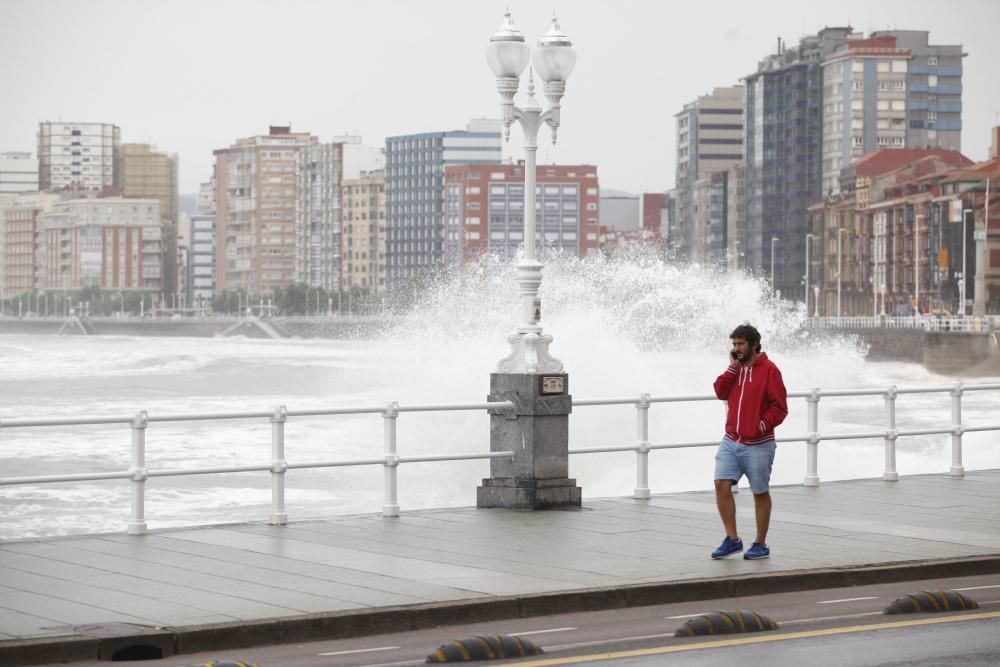 Jornada de oleaje en la costa asturiana