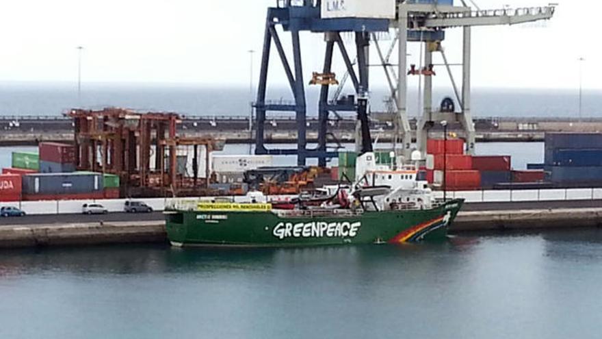 El barco Artic Sunrise de Greenpeace en Arrecife.