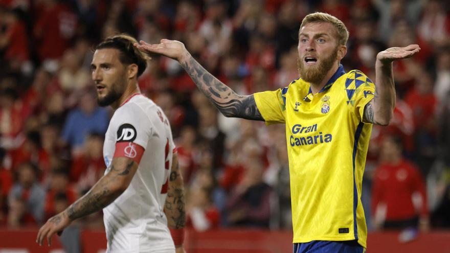 ¿Hay falta de Marc Cardona a Nyland en el gol anulado a la UD Las Palmas? Esta es la opinión de los árbitros