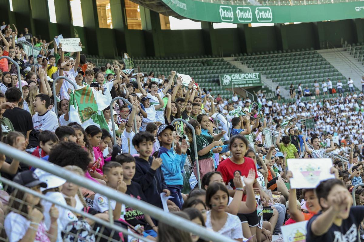 La afición del Elche se va de fiesta... a pesar del descenso