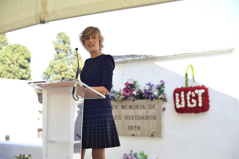 Homenaje a los difuntos en el cementerio de Castelló