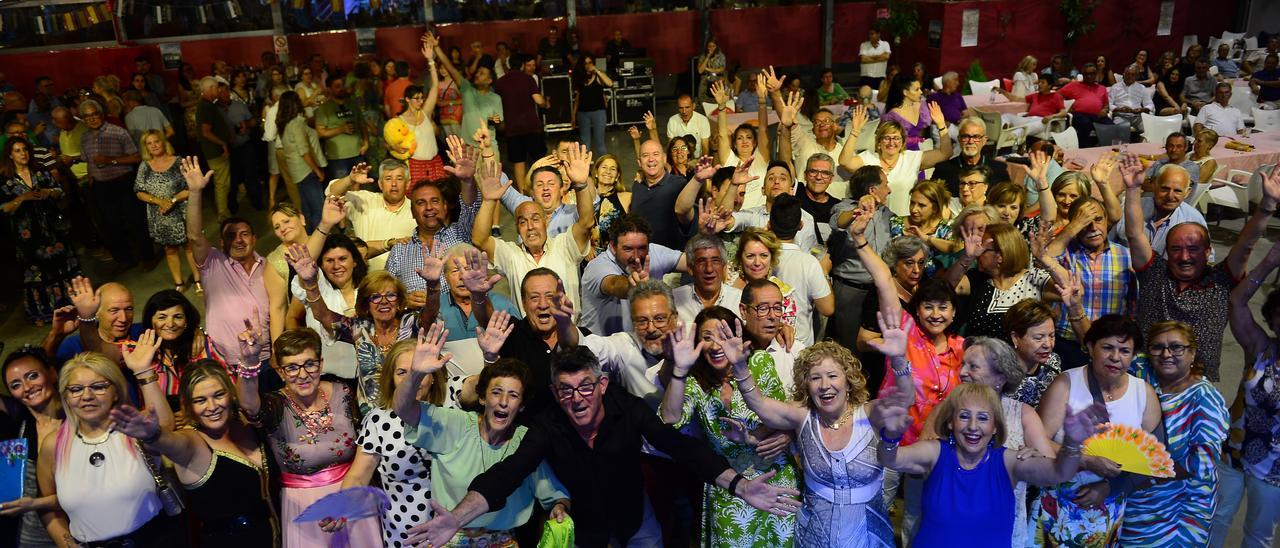 Miembros de la peña El Rebujito, en la feria de Plasencia, este sábado.