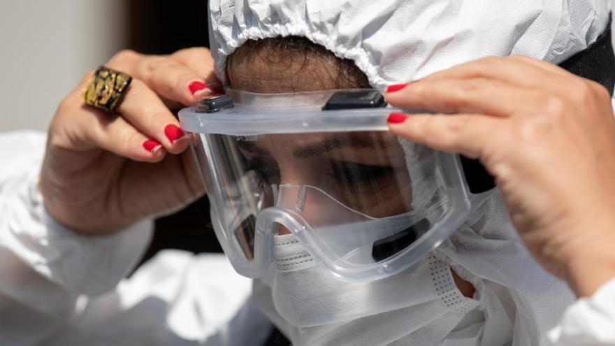 Una trabajadora sanitaria en Estambul.