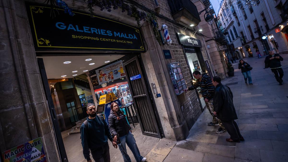 Recorrido por las tiendas 'frikis' y de artesanía de las Galeries Maldà