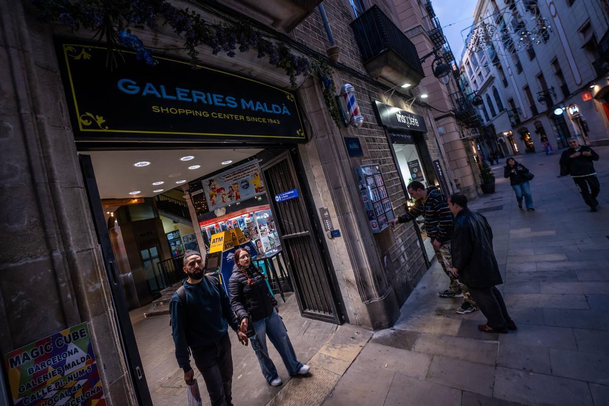 Tiendas y compradores de las Galeries Maldà en vísperas de la Navidad 2024 Tiendas y compradores de las Galeries Maldà en vísperas de la Navidad 2024