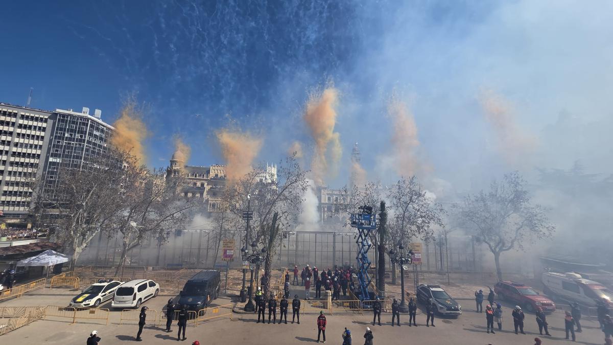 Aitana sacude la plaza del Ayuntamiento en Valencia con una mascletà al límite legal de pólvora
