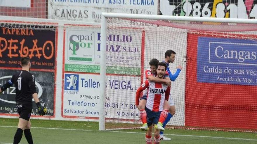 Jonás celebra uno de sus goles con Mauro encima. // Gonzalo Núñez