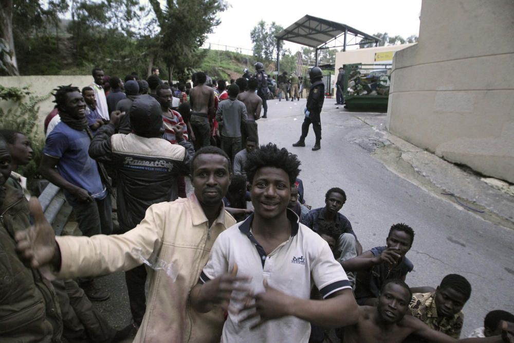 Unos 400 inmigrantes entran en Ceuta saltando la valla