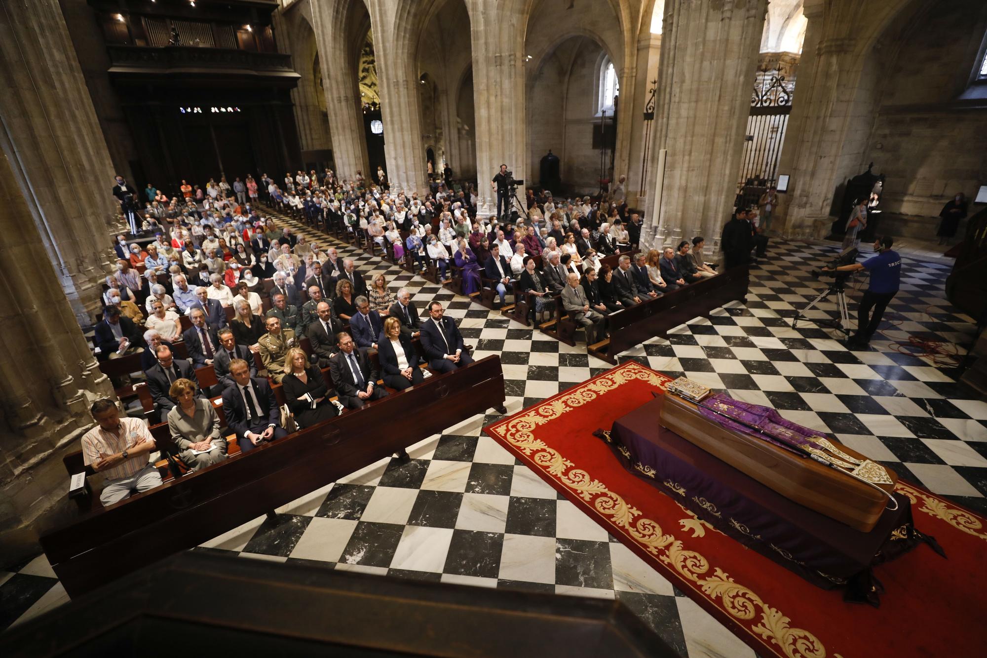 EN IMÁGENES: Asturias despide a Gabino Díaz Merchán en un multitudinario funeral en la Catedral de Oviedo