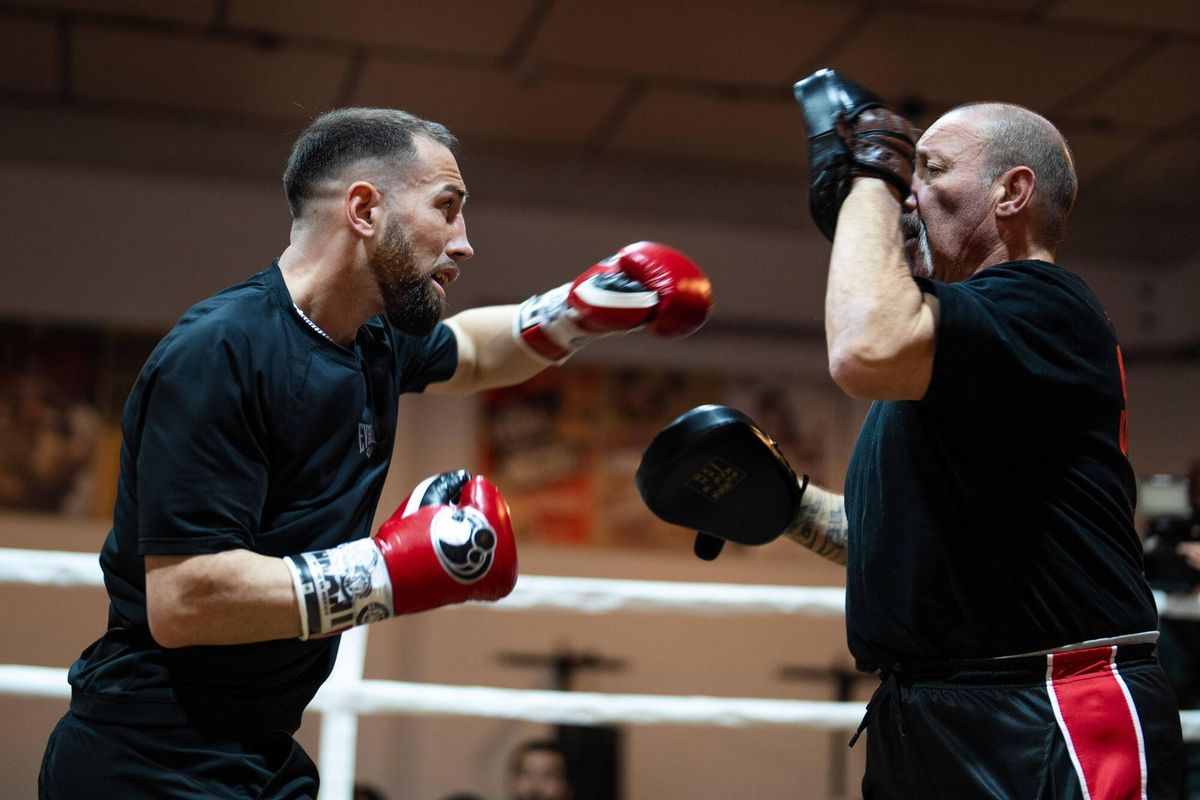 Sandor Martín en Boxeo Vega Center durante el entrenamiento dirigido por su padre y mentor Rafa Martin, para los medios de comunicación, amigos y familiares.