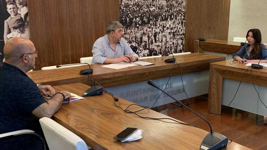 Reunión del alcalde con parte de su equipo en el salón de plenos