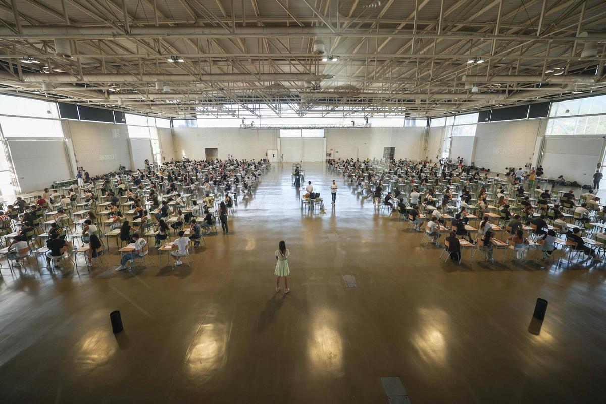 Los 375 alumnos durante la prueba de acceso a la universidad en el Recinto Ferial.