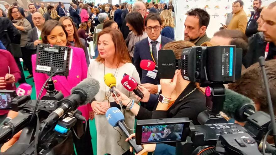 La ministra Reyes Maroto y la presidenta Francina Armengol en el estand balear. | J.M.L.R