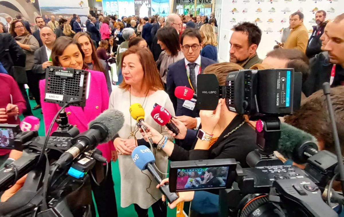 La ministra Reyes Maroto y la presidenta Francina Armengol en el estand balear. | J.M.L.R