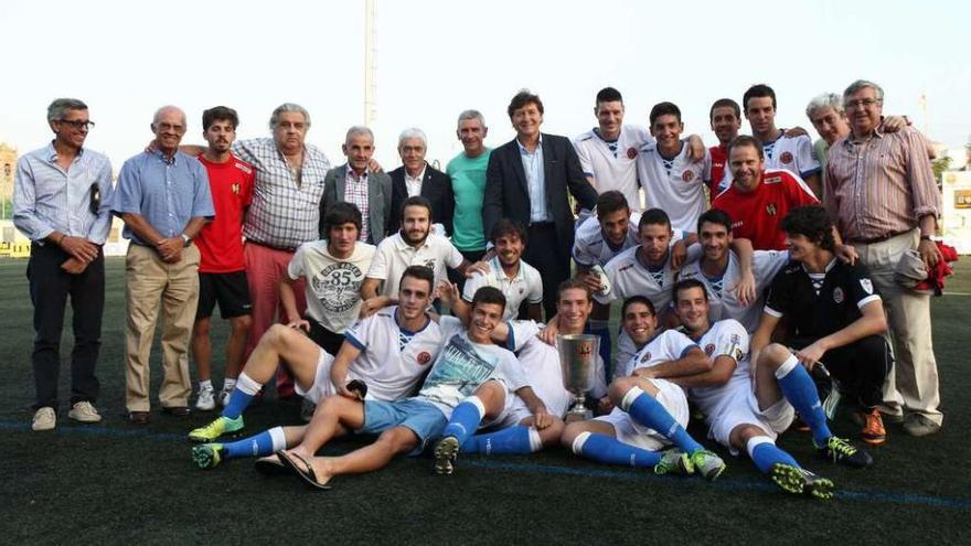 Los jugadores del Rápido posan con el trofeo y las autoridades a la conclusión del partido.