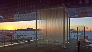 Penetrables, de Jesús Rafael Soto, expuesta en la terraza del Nouvel.