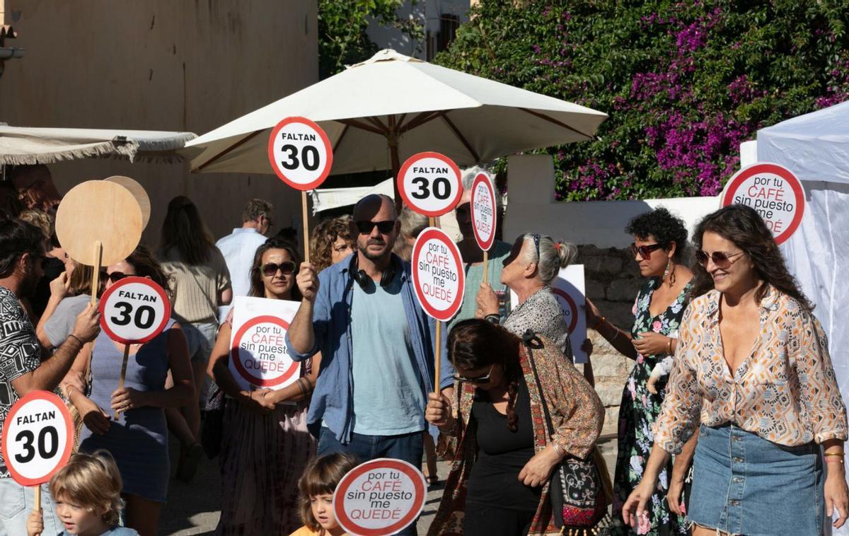 Vendedores excluidos en Sant Joan: «Tenemos un derecho adquirido por los años que hemos estado» | V.MARÍ