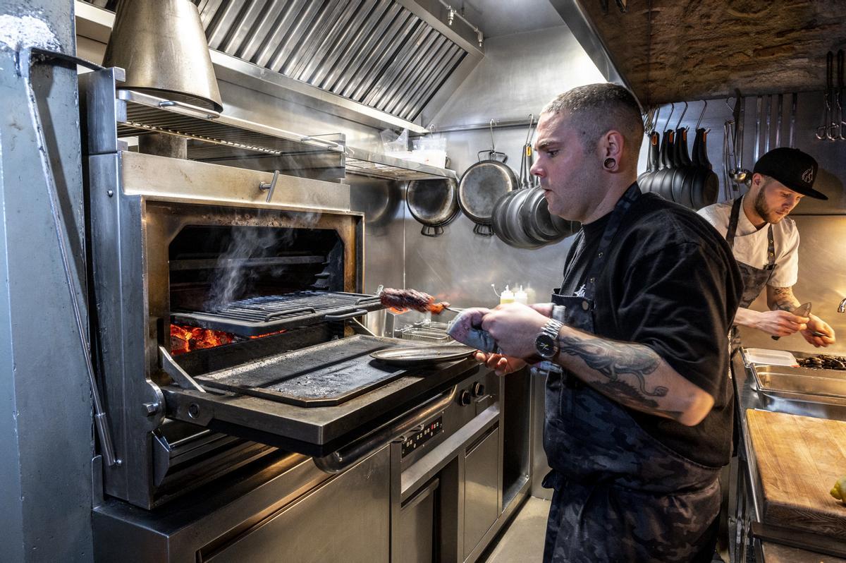 El cocinero Marc Ramos, ante el horno de brasas.