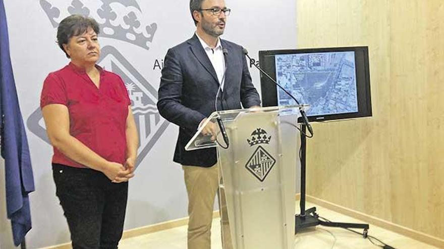 El teniente de alcalde José Hila y la concejala Susanna Moll, con uno de los solares.