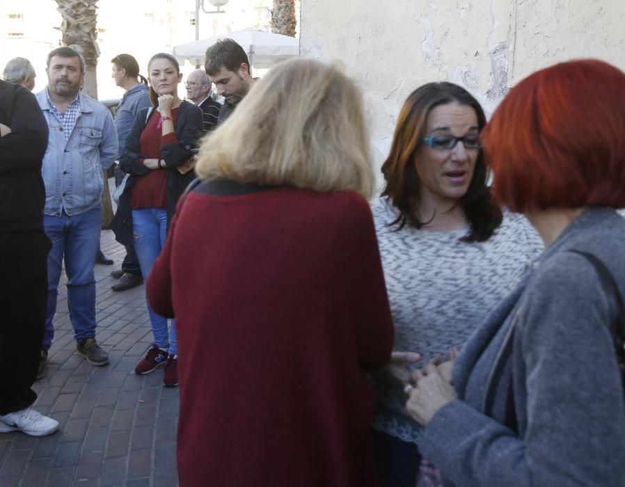 La concejal de Memoria Histórica, María José Espuch, charlando en la desde hoy de nuevo Plaza de la División Azul