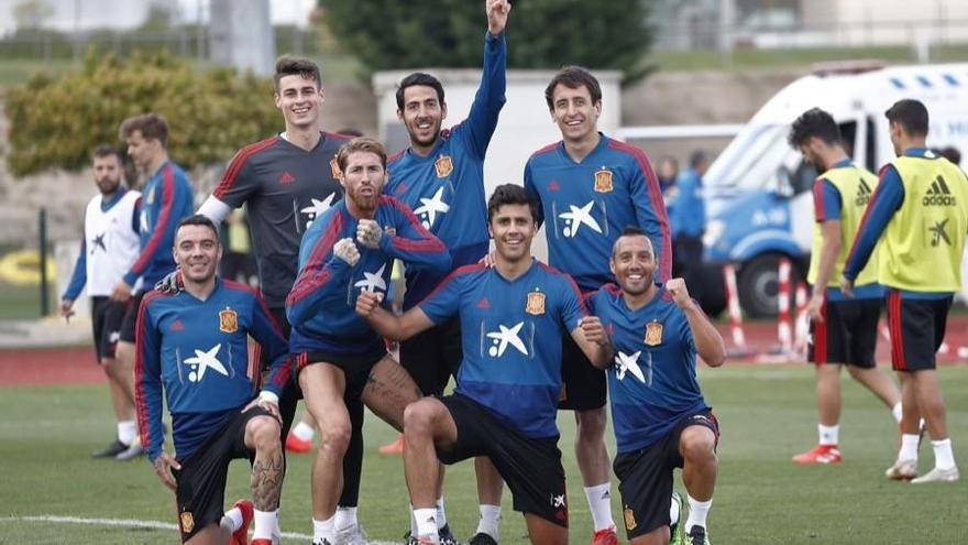 Aspas, con Kepa, Ramos, Parejo, Rodri, Oyarzábal y Cazorla durante el entrenamiento celebrado por la selección en Las Rozas. // RFEF
