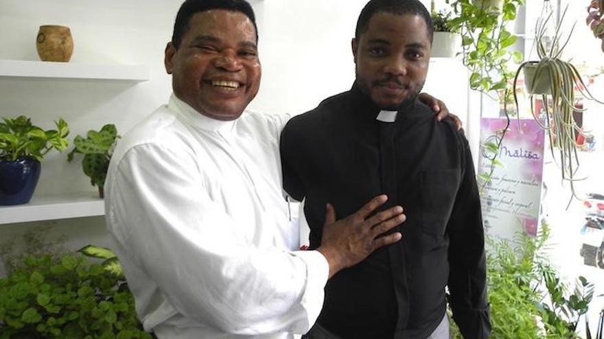 Manuel Esono y su primo Ricardo Ndong Sima, dos de los curas guineanos de la provincia.