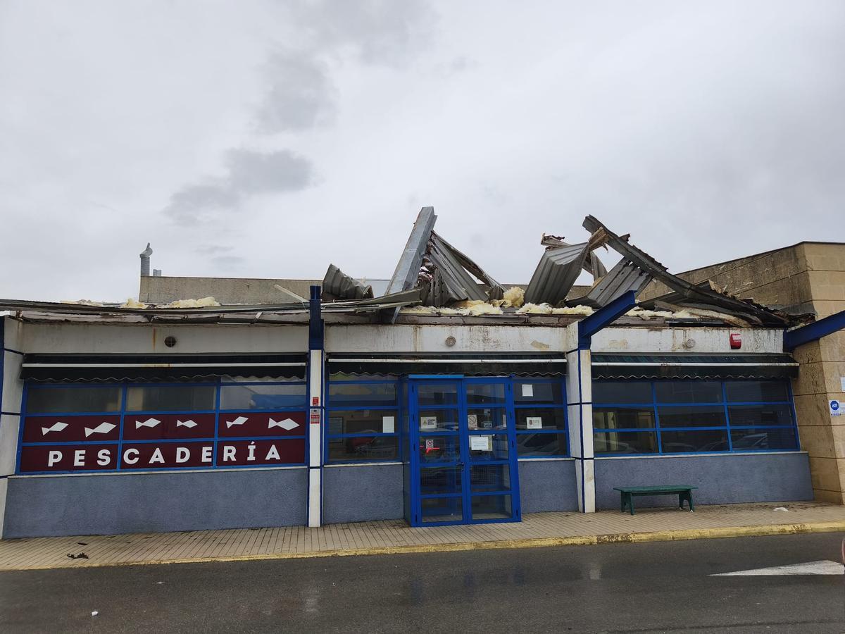Imagen de los efectos de la manga marina en las instalaciones de la Cofradía de Pescadores de Rota.